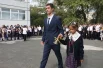 По традиции первые звонки дают выпускник и первоклассница.