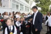 Выпускники передали первоклассникам символические ключи к знаниям.