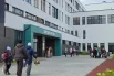 Пространство школы разделено на зоны: учебные блоки, спортивные площадки, мягкие зоны для отдыха, буфет и VIP-зоны.