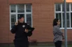 На территориях школ оставили охрану.