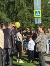 Родителей оставили за забором.