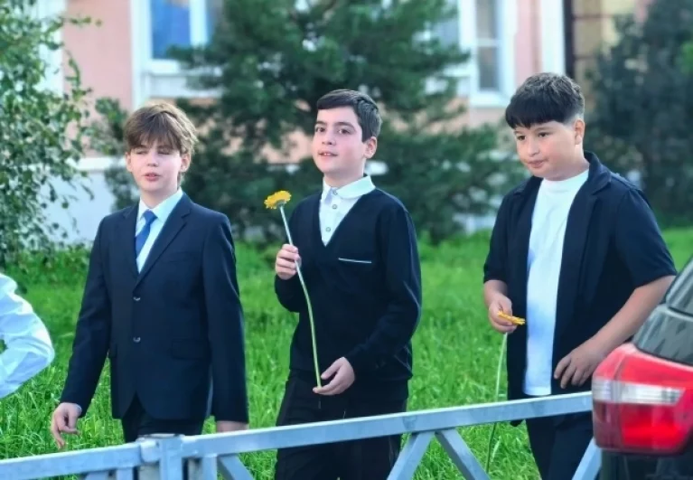 В руках школьников - цветы.