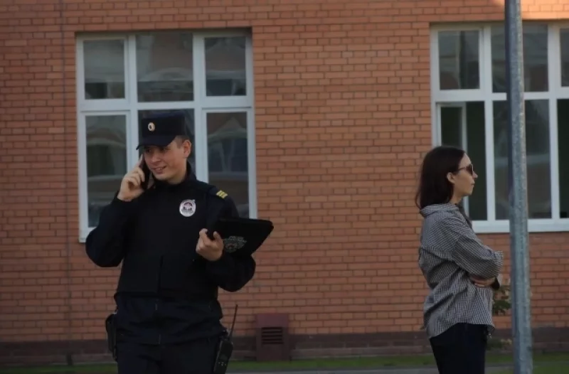 На территориях школ оставили охрану.