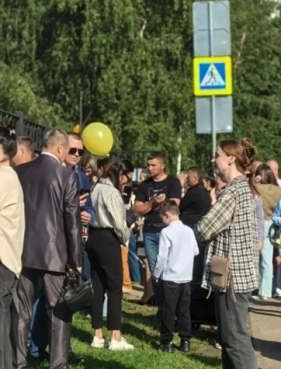 Родителей оставили за забором.