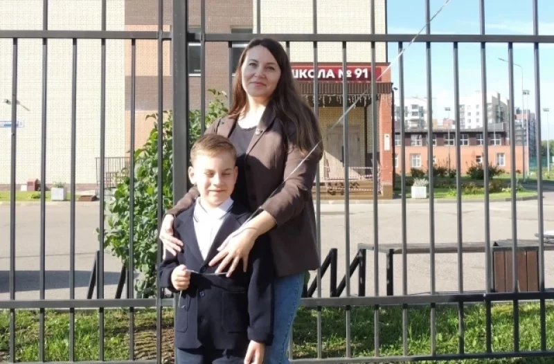 Родители пришли на праздник с детьми.