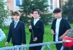 В руках школьников - цветы.