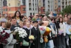 Все ученики пришли на линейку нарядные.