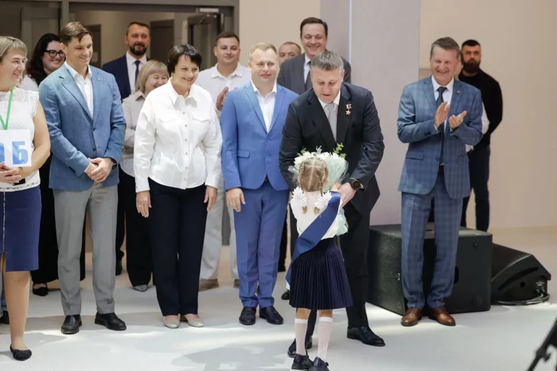 Александр шуваев посетил торжественную линейку в Беловской средней школе.