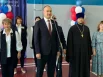 Глава Губкинского округа Василий Голиков поздравил школьников.