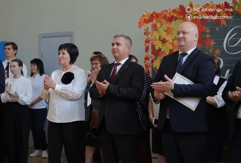 Глава Старооскольского округа Михаил Лобазнов и министр здравоохранения региона Андрей Иконников разделили праздник со школьниками.
