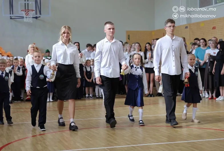 Первый звонок лицее № 3 имени С. П. Угаровой в Старом Осколе.