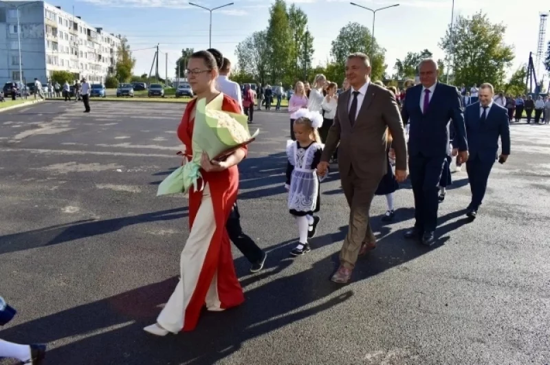 Губернатор Ленобласти пожелал, что бы у ребят горели глаза, когда они идут на занятия и чтобы обязательно появились любимый предмет, любимый учитель, хорошие друзья, спорт или творчество.