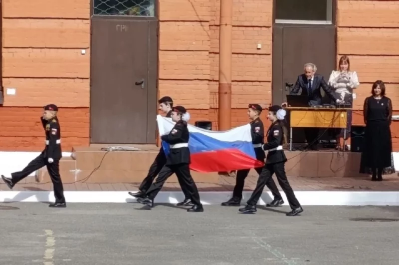 ...и, конечно, поднимали российский флаг, а также все вместе исполняли гимн РФ.