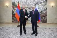 1 сентября 2026. Президент РФ Владимир Путин и премьер-министр Армении Никол Пашинян (слева) во время встречи на полях саммита Шанхайской организации сотрудничества (ШОС) в Бишкеке.