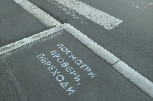 Пешеход внезапно выскочил на дорогу, произошло ДТП, теперь он  заплатит водителю за ремонт автомобиля.