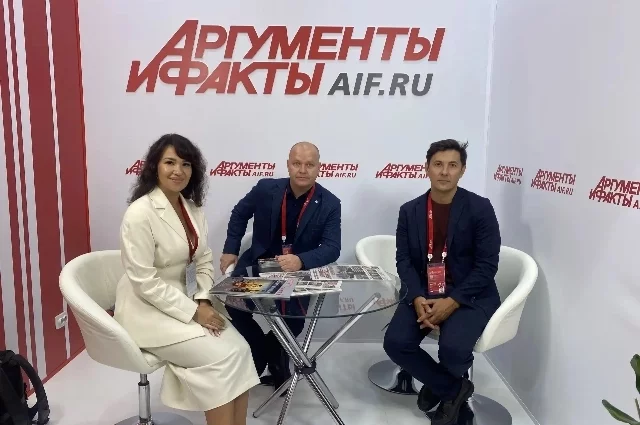 Илья Кузнецов (в центре) и Виталий Тен (справа) — создатели мультфильма.