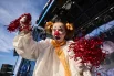 Уличный театр «Мир лиц» в двух частях спектакля «Стихия смеха» пригласил гостей в мир невербальных персонажей.