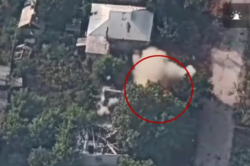 В результате нескольких попаданий FPV-дронов склад ВСУ вместе с хранящимся в нем имуществом был уничтожен.