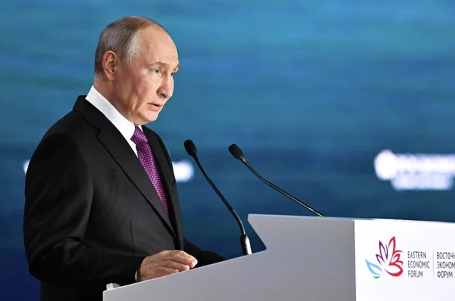 Президент РФ Владимир Путин на пленарной сессии Восточного экономического форума.