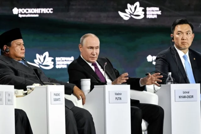 3 сентября 2026. Президент РФ Владимир Путин на пленарной сессии Восточного экономического форума. Слева: президент Индонезии Прабово Субианто. Справа: премьер-министр Монголии Учрал Ням-Осорын.