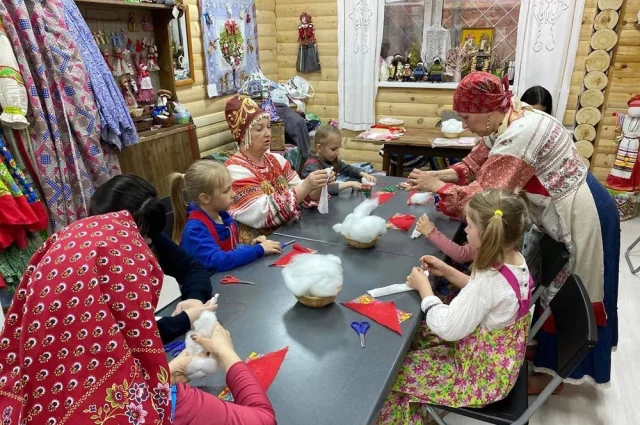 Пока дети создают Крупеничку, они узнают, что в старину эта кукла была символом плодородия и достатка в семье.