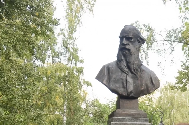 Сквер имени Льва Толстого в Казани.