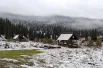 Домики и базы в горной тайге замело во время первого снегопада.