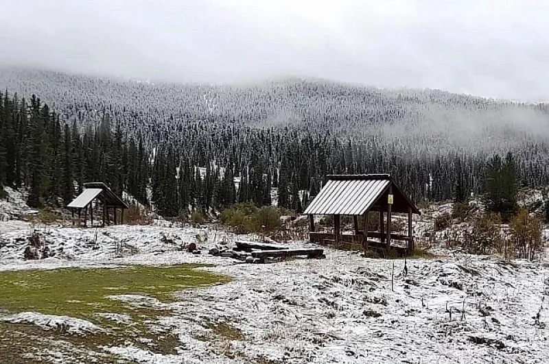 Домики и базы в горной тайге замело во время первого снегопада.
