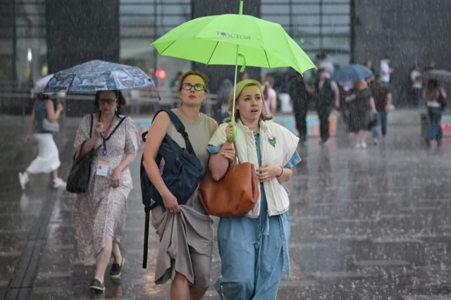 Прохожие во время дождя в Москве.