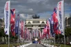 3,5 тысячи флагов и декоративных конструкций в преддверии Дня города установили в Москве возле знаковых объектов, на площадях, мостах и крупных шоссе. К 879-летию столицы под Триумфальной Аркой на Кутузовском проспекте появилась флаговая аллея.