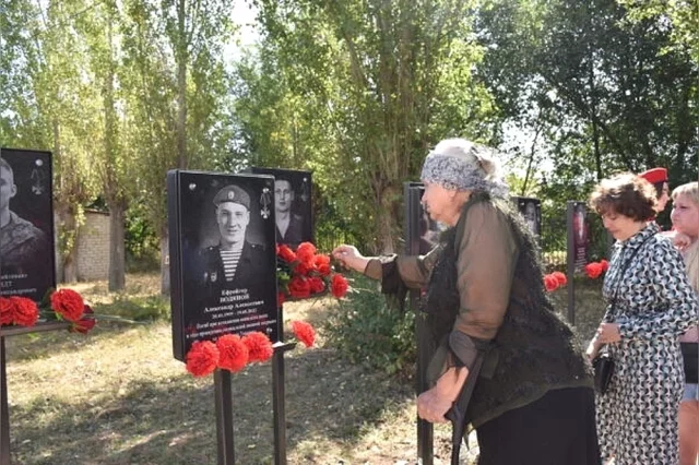 Открыть памятые доски доверили родным погибших