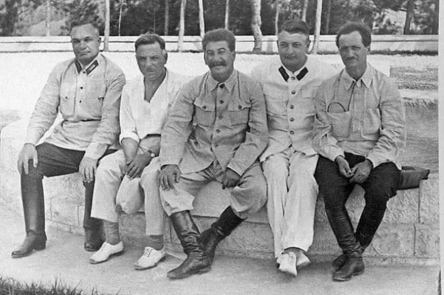 Редкий снимок 1933 года, где Сталин и Тухачевский вместе (слева направо – начальник штаба Егоров, военный нарком Ворошилов, Сталин, Тухачевский, руководитель Абхазии Лакоба).