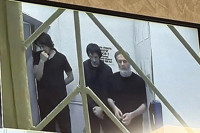 Подсудимые участвовали в заседании по видеосвязи.
