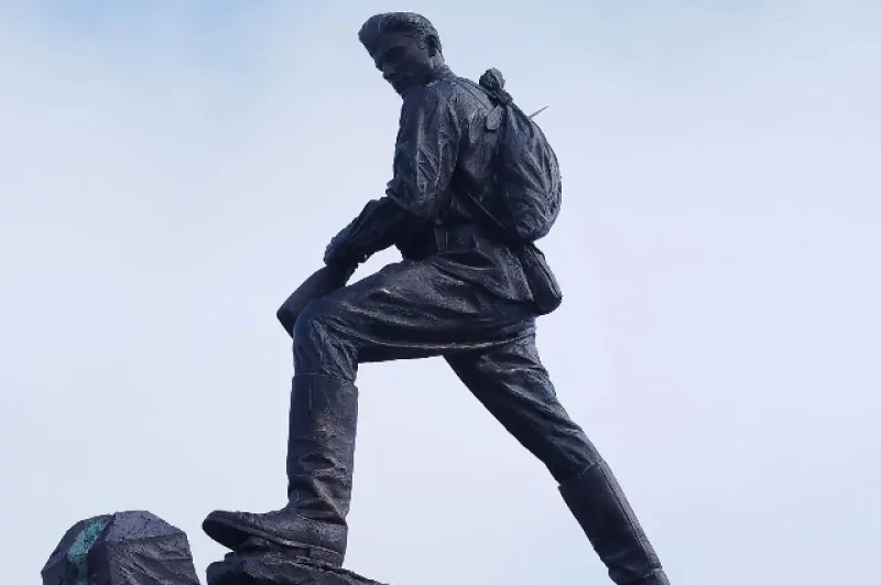 Воин-дальневосточник получил имя Иван по подобию знаменитого памятника советскому солдату «Алёше» в Болгарии.