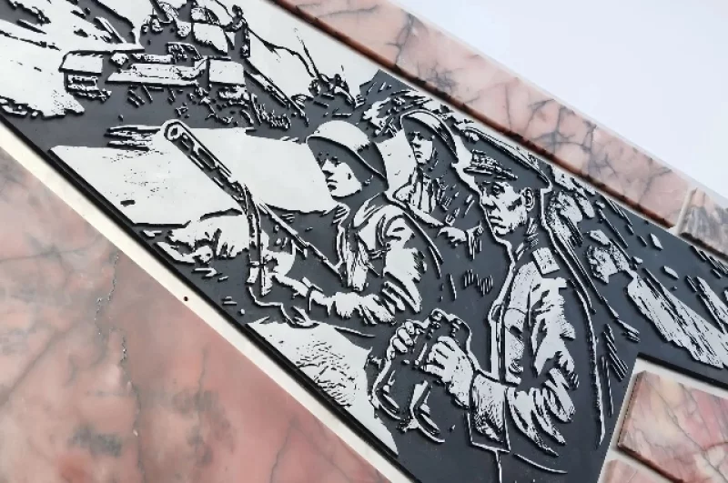 На пилонах вокруг памятника увековечены фронты и флотилии ,участвовавшие в разгроме Квантунской армии.
