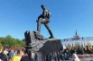 Памятник расположен на спуске к центральной набережной Хабаровска.