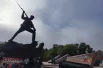 Авторы монумента изначально хотели показать стремительность удара Красной армии и её мощь. 
