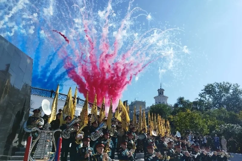 Торжественная церемония открытия мемориала увенчалась ярким залпом.