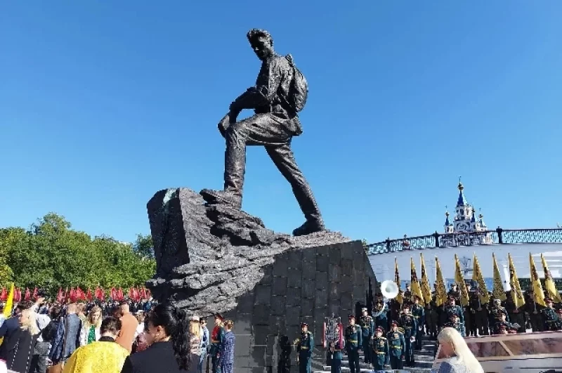 Памятник расположен на спуске к центральной набережной Хабаровска.