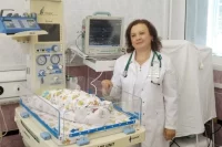 На земле рядом с маленькими пациентами Марина Строева чувстует себя на своем месте.