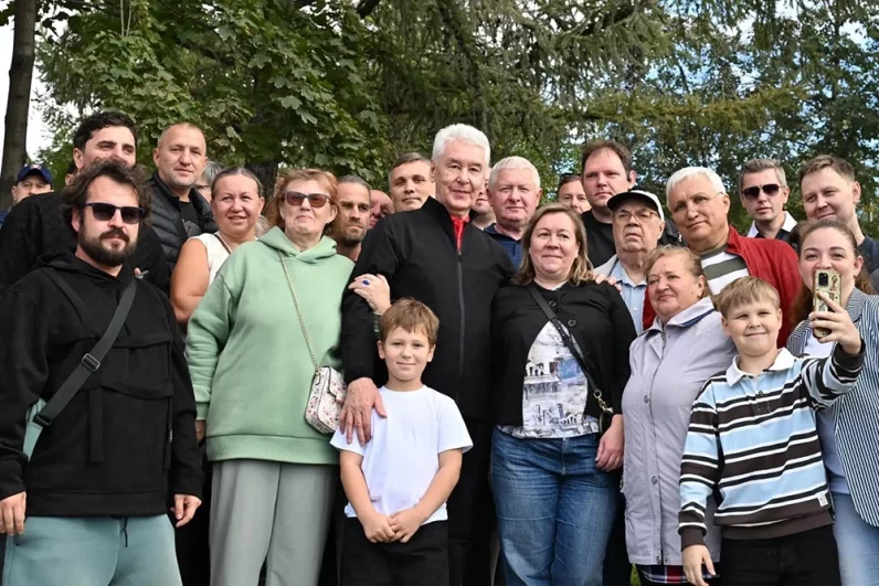 Мэр в ходе мероприятия также пообщался с москвичами, которые поздравили его с Днем города.