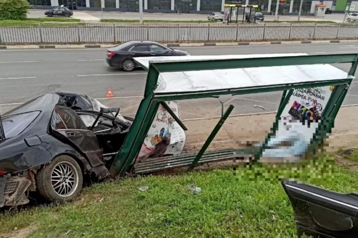 Водитель Mercedes въехал в остановку в Яросова и пытался скрыться от полиции