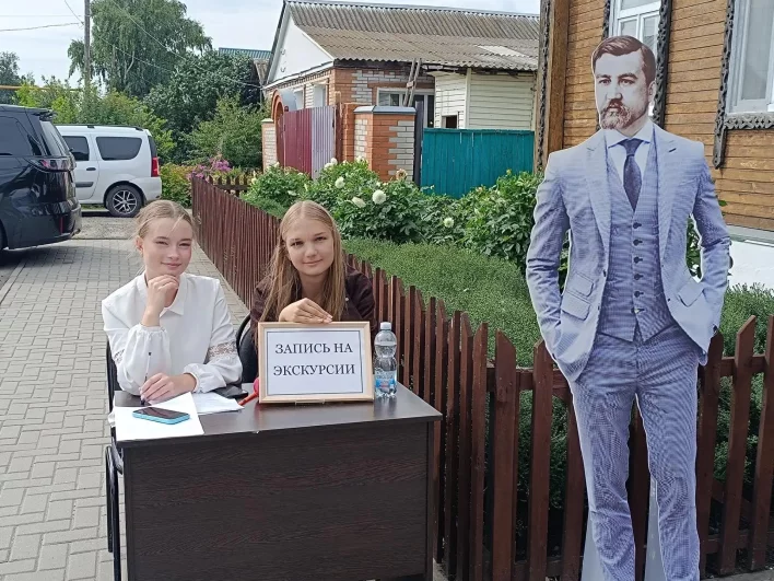 Музей с утра был открыт для посещения.