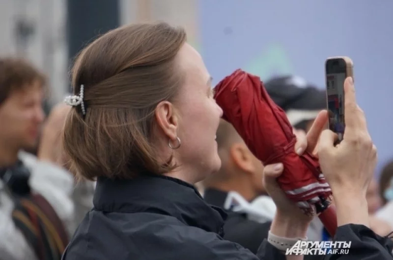 Многие пермяки снимали происходящее на свои телефоны, стараясь запечатлеть яркие моменты.