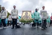 Во главе крестного хода пронесли три значимых православных святых, в том числе Смоленскую икону Божией Матери. Ее привезли на один день из Смоленска специально для этого.