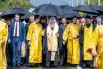 Общемосковский крестный ход уже по традиции возглавил патриарх Московский и вся Руси Кирилл. Он прошел весь маршрут и возглавил богослужение, которое состоялось по дороге.