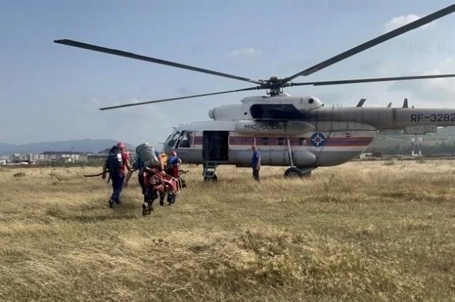 Поиски ещё шестерых альпинистов остановила непогода.