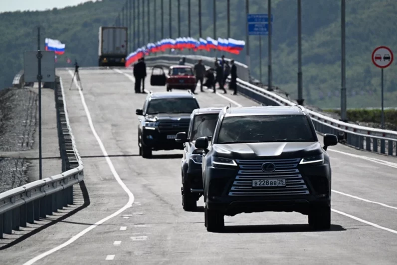 Открытие автомобильного моста через реку Туманную, соединяющего Приморский край и территорию КНДР. 