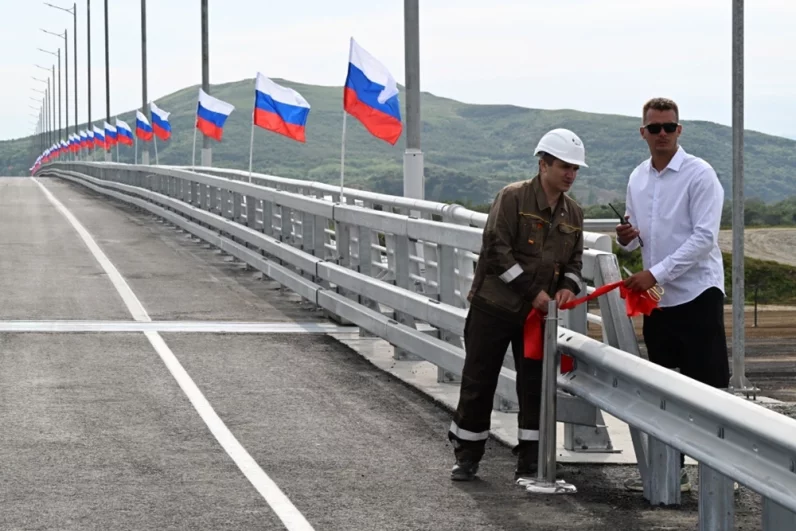  Открытие автомобильного моста через реку Туманную, соединяющего Приморский край и территорию КНДР.