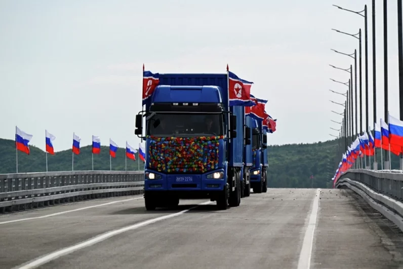 Открытие автомобильного моста через реку Туманную, соединяющего Приморский край и территорию КНДР. 